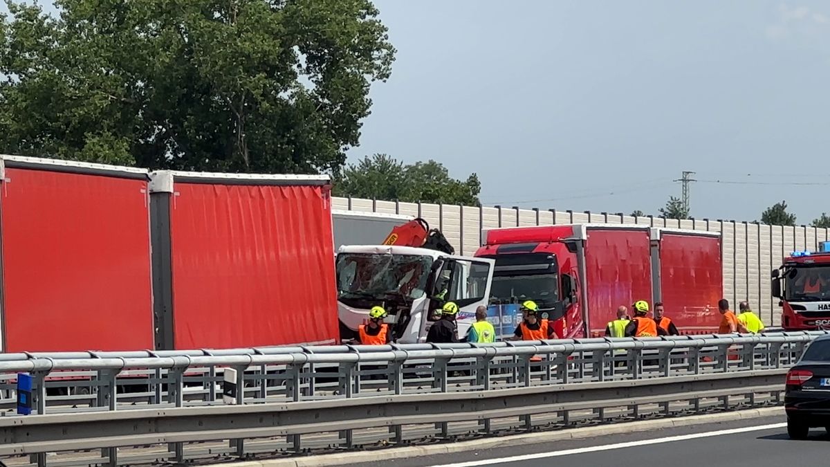 Na Pražském okruhu se srazila nákladní auta. Přistál vrtulník
